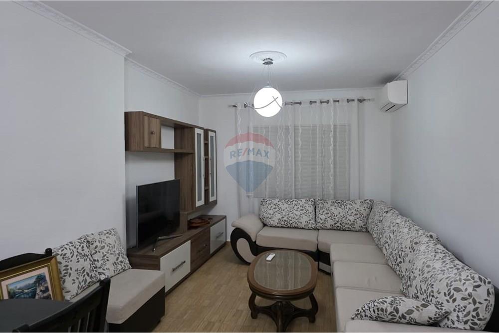 Jepet apartament 4+1+1+2 me qera tek mine peza.