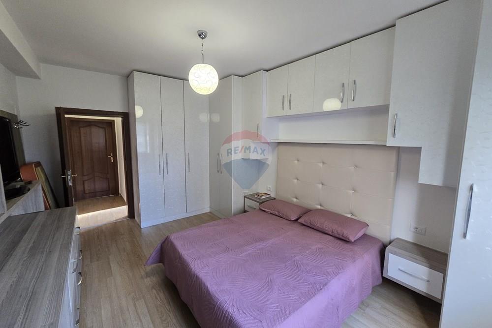Jepet apartament 4+1+1+2 me qera tek mine peza.