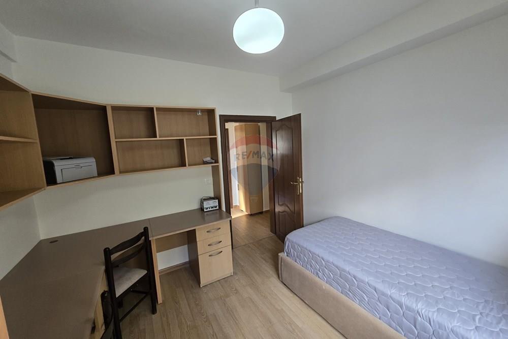 Jepet apartament 4+1+1+2 me qera tek mine peza.