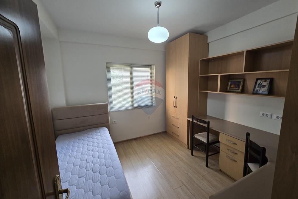 Jepet apartament 4+1+1+2 me qera tek mine peza.