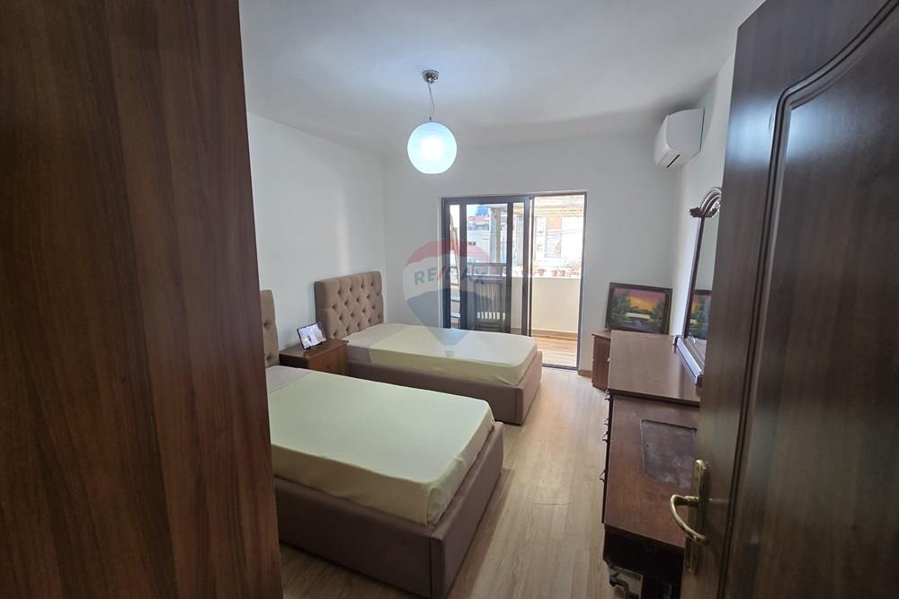 Jepet apartament 4+1+1+2 me qera tek mine peza.