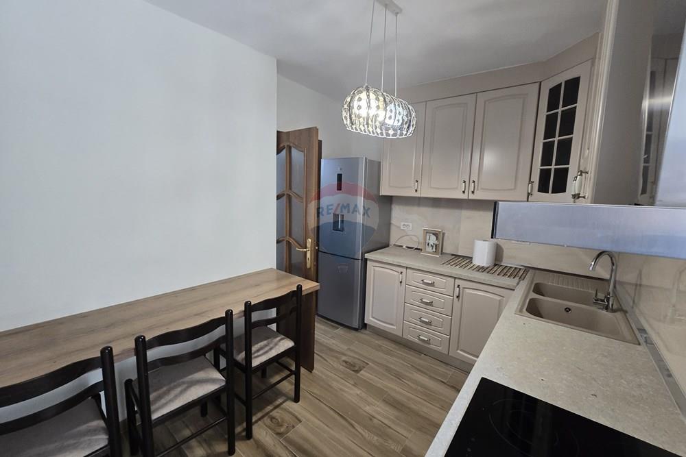 Jepet apartament 4+1+1+2 me qera tek mine peza.