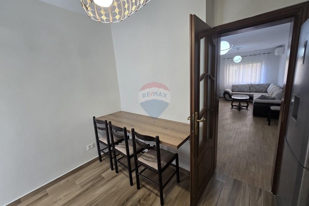 Jepet apartament 4+1+1+2 me qera tek mine peza.