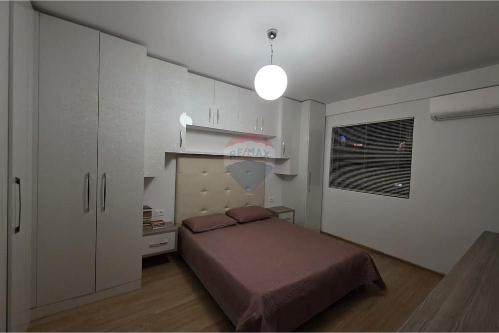 Jepet apartament 4+1+1+2 me qera tek mine peza.