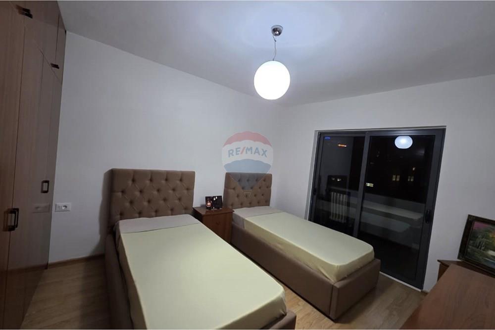 Jepet apartament 4+1+1+2 me qera tek mine peza.