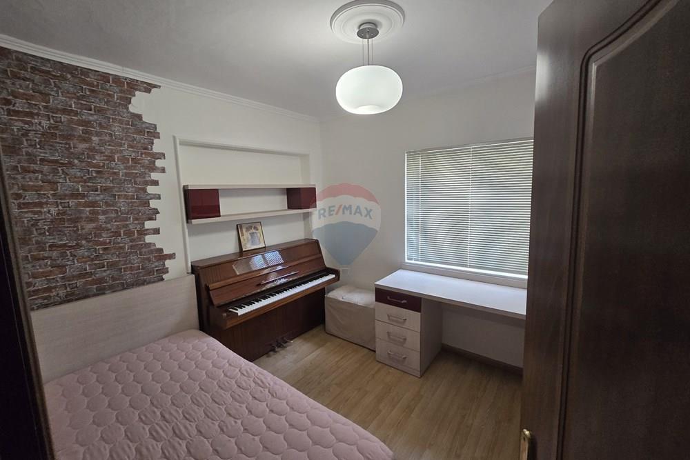 Jepet apartament 4+1+1+2 me qera tek mine peza.