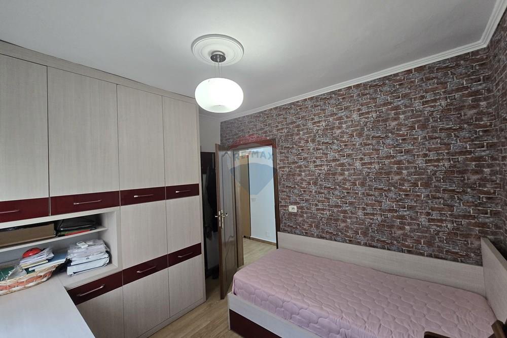 Jepet apartament 4+1+1+2 me qera tek mine peza.