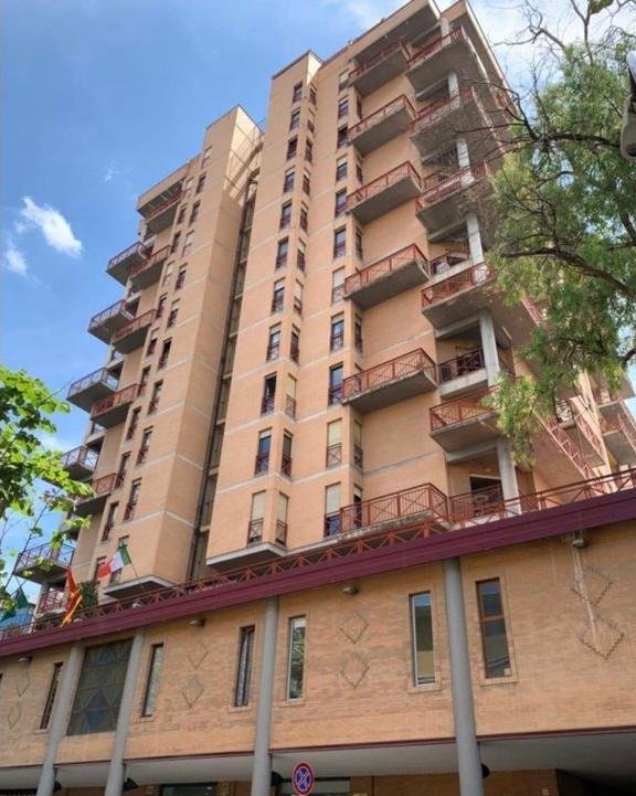 Espace à louer 80 mètres carrés centre ville 2 000 euro