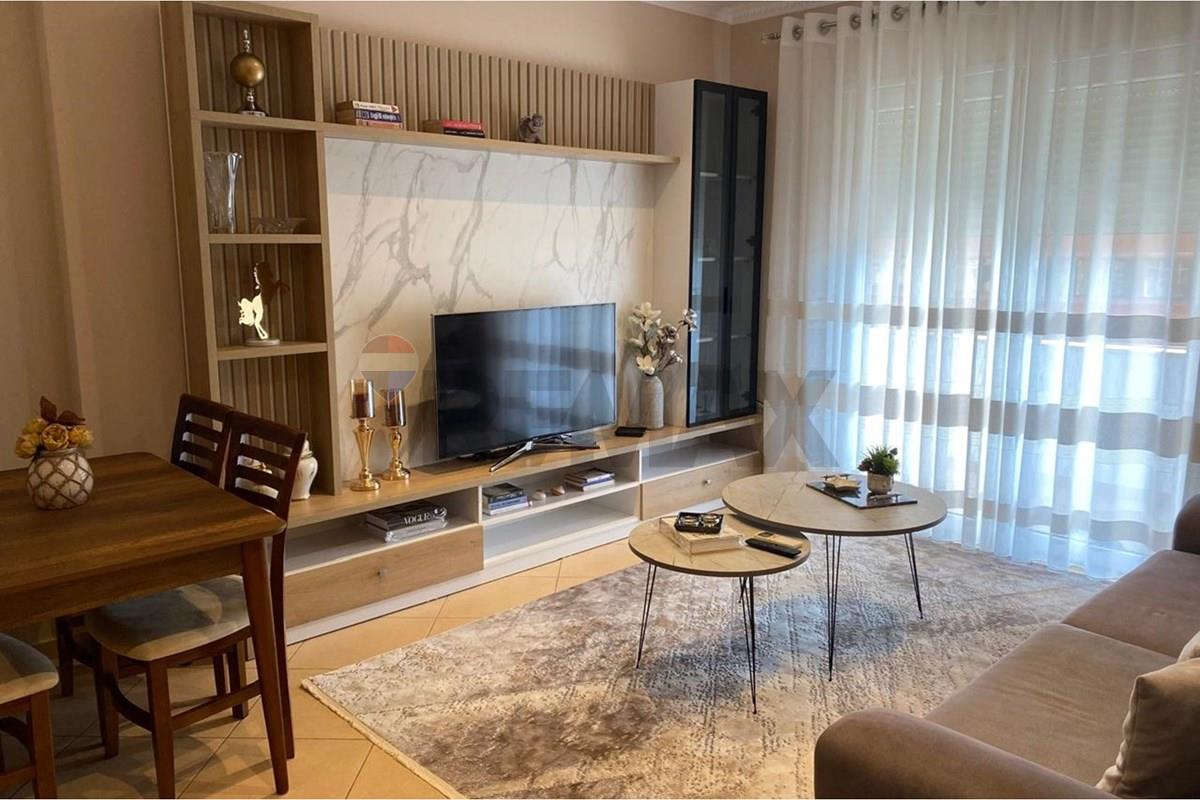 Apartament 1+1, per qira , rruga kavajes ,pallati tibos.