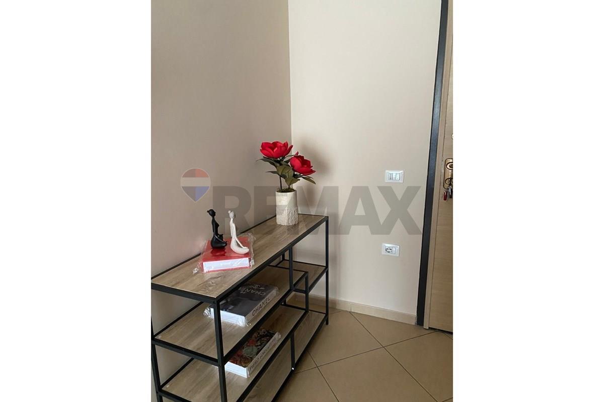 Apartament 1+1, per qira , rruga kavajes ,pallati tibos.