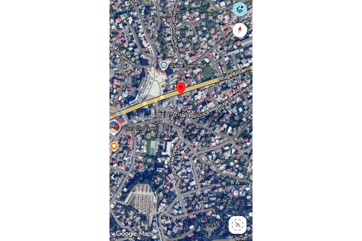 Vendndodhje shumë e favorshme, pranë bashkisë së vlorës dhe vetëm 2 minuta nga qendra e zonës historike.