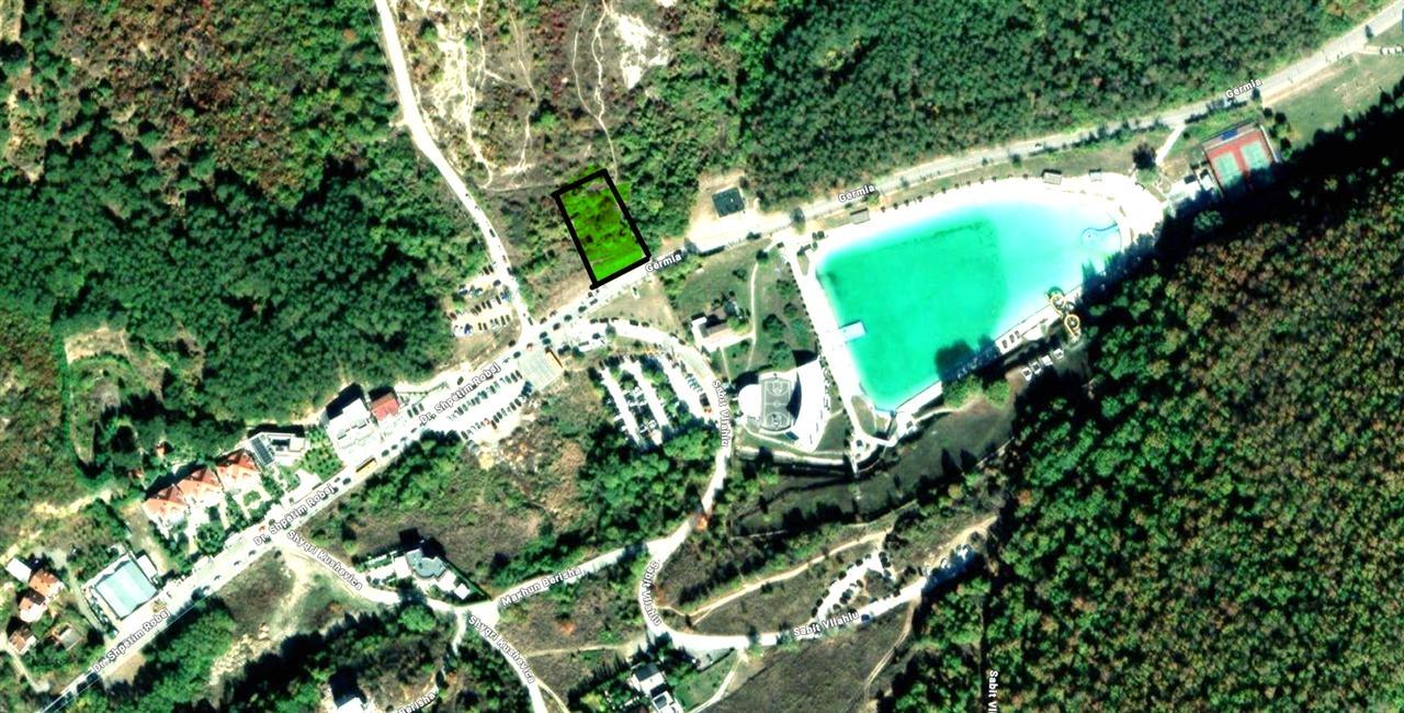 Shiten 26 ari truall përballë bazenit afër parkut të gërmisë