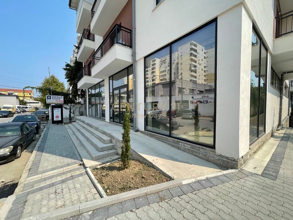 Jepet me qira ambient 873 metra katror tek ish-urt