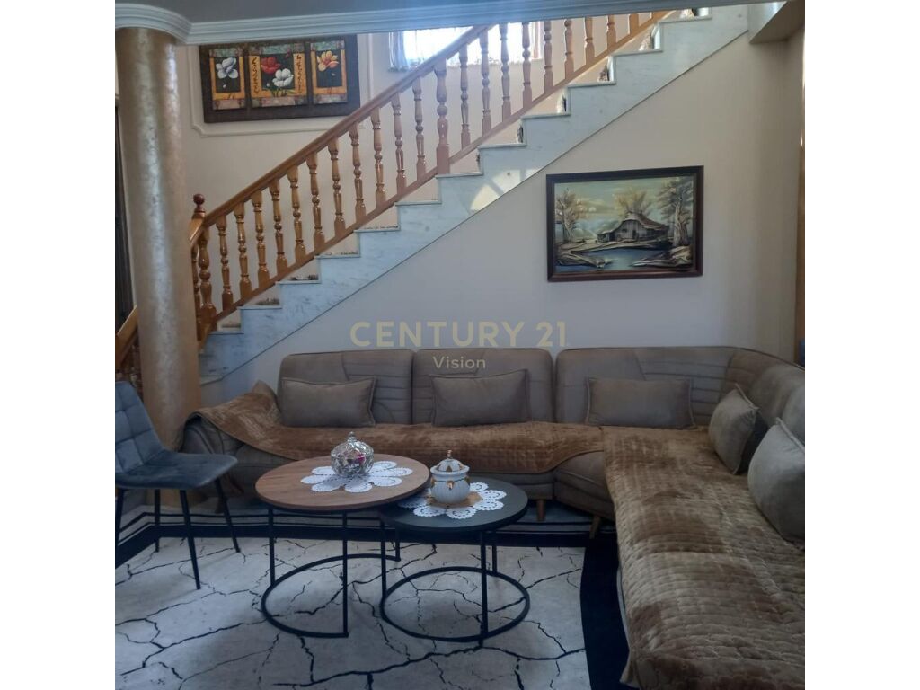 Shitet vila tek arra madhe | 784m² toke