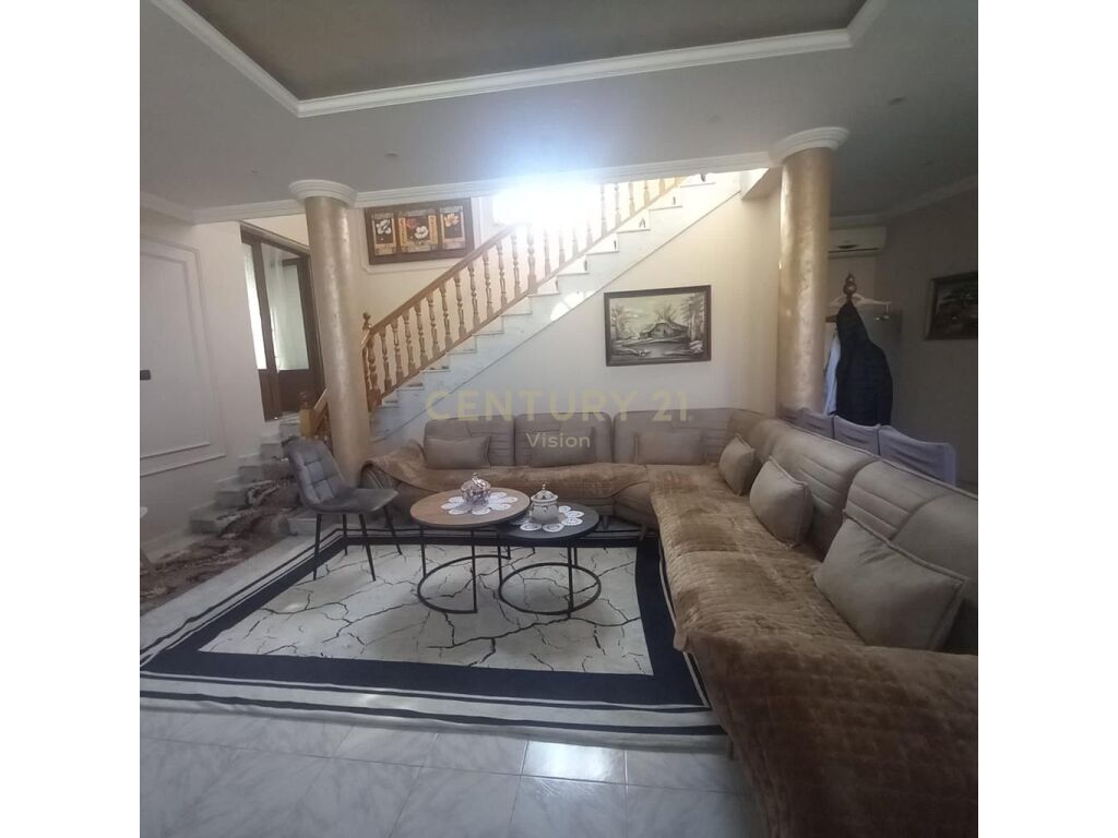 Shitet vila tek arra madhe | 784m² toke