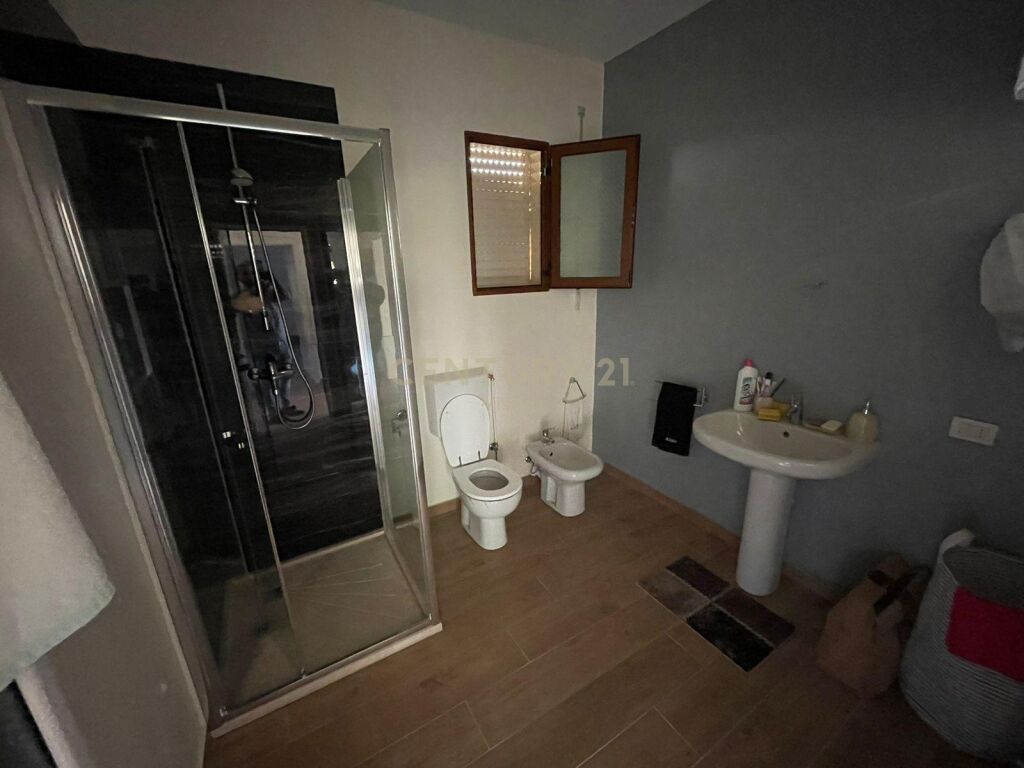 Shitet vila + 2000 metra katror toke ne malesi te madhe!!