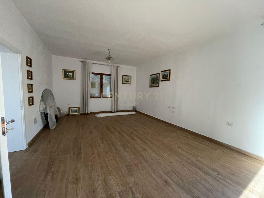 Shitet vila + 2000 metra katror toke ne malesi te madhe!!