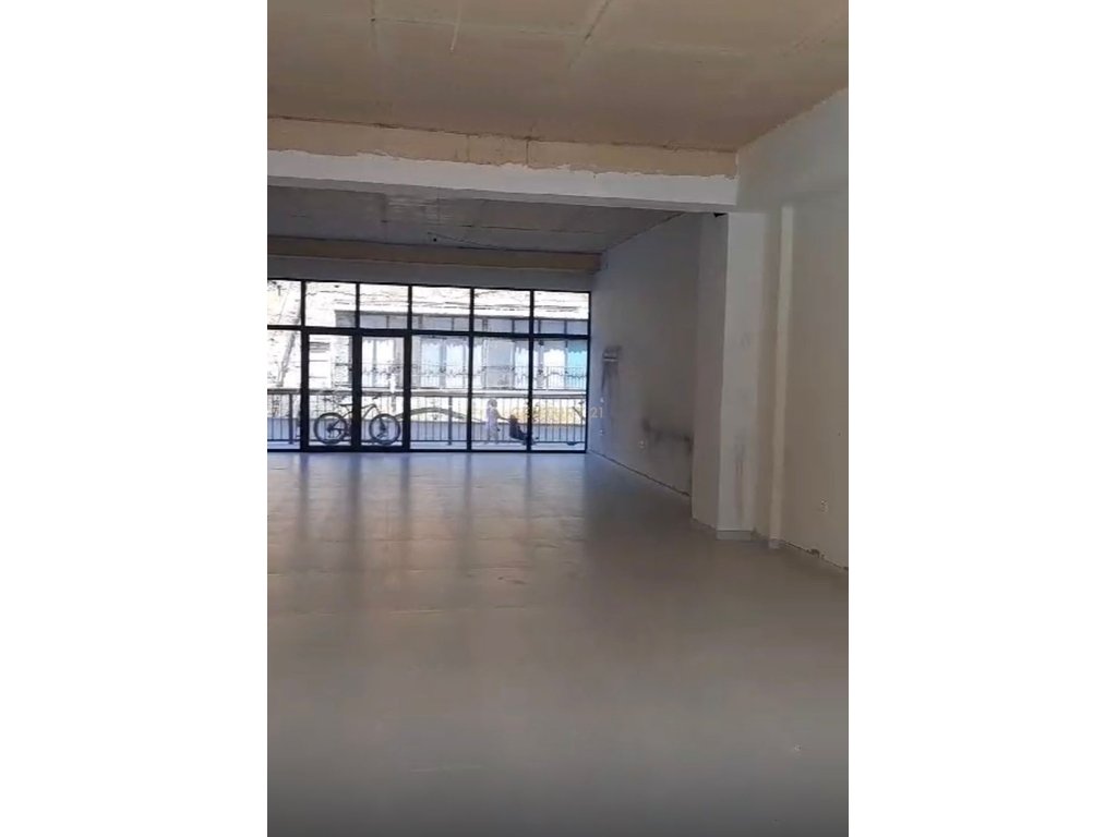 Shitet godine dy kateshe, 3650 euro/m² ne rrugen e kavajes!!!