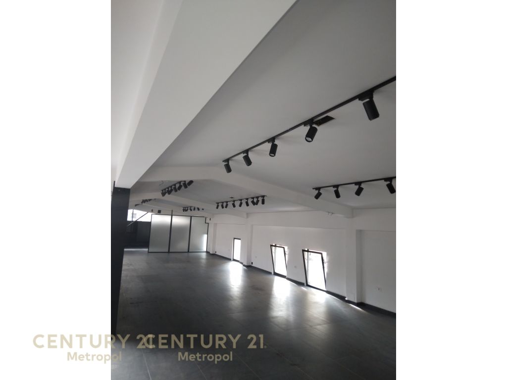 Shitet godine dy kateshe, 3650 euro/m² ne rrugen e kavajes!!!