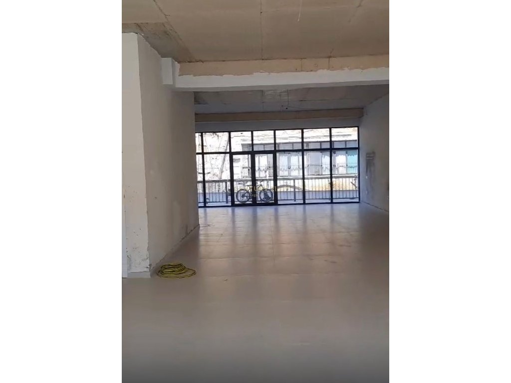 Shitet godine dy kateshe, 3650 euro/m² ne rrugen e kavajes!!!