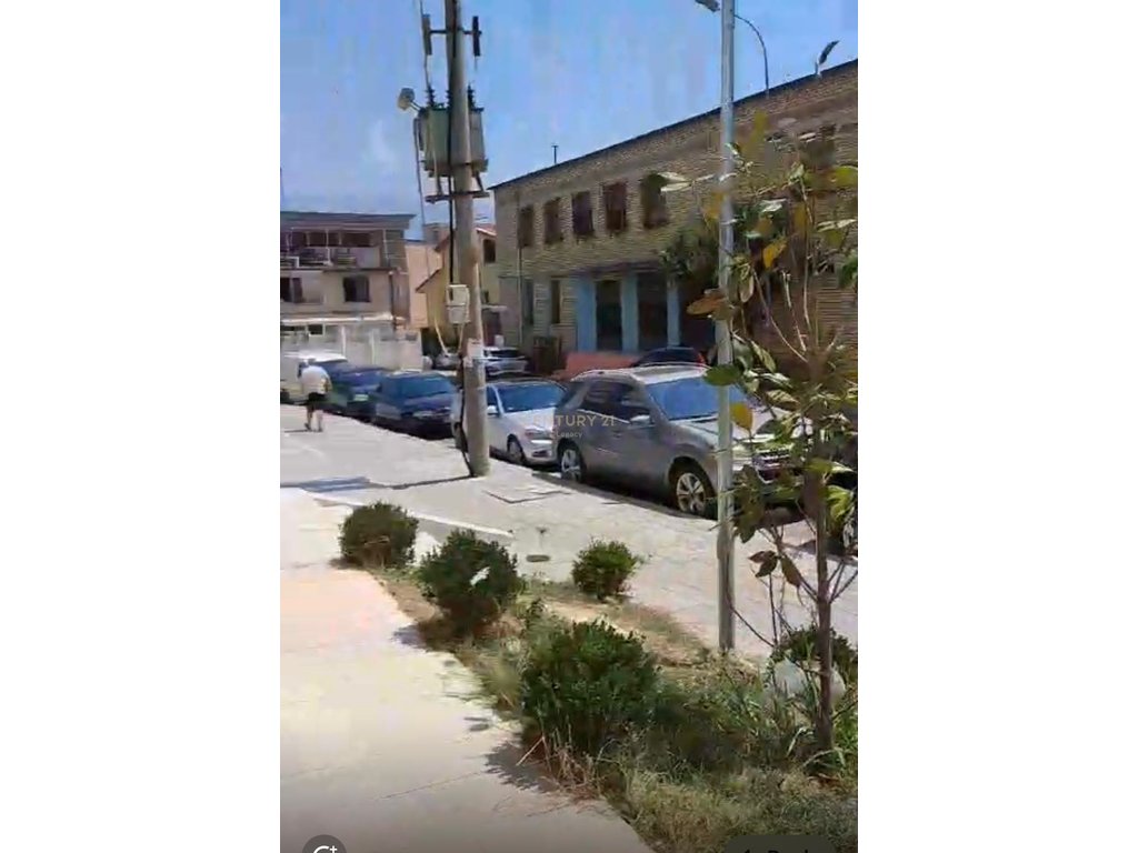 Shitet godine dy kateshe, 3650 euro/m² ne rrugen e kavajes!!!