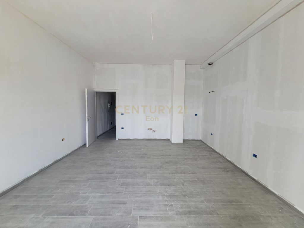 Shitet apartament 3+1+2 ne shkozet!