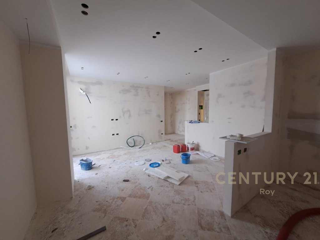 Shitet apartament 3+1+2 ne shkozet!