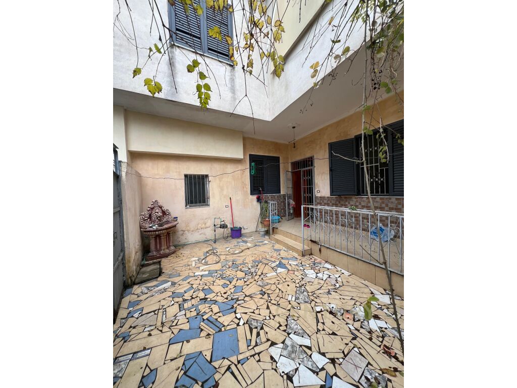 Shitet apartament 3+1+2 ne shkozet!