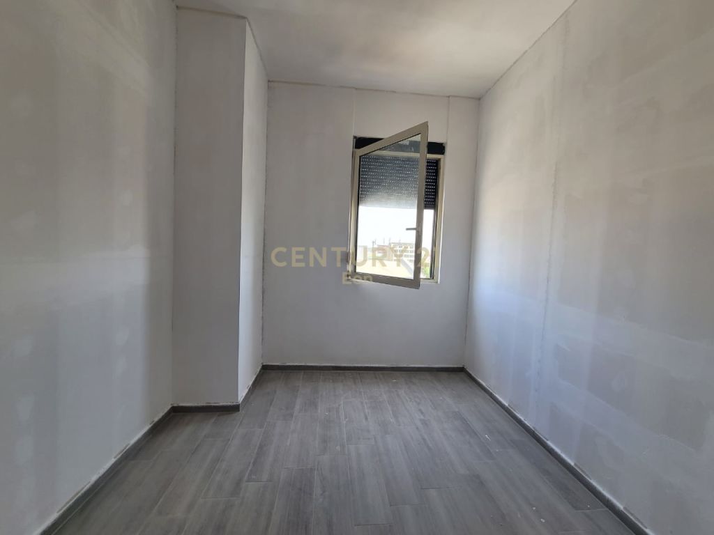 Shitet apartament 3+1+2 ne shkozet!