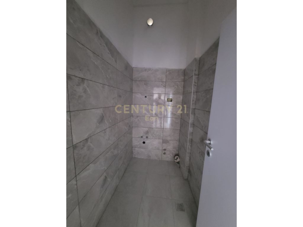 Shitet apartament 3+1+2 ne shkozet!