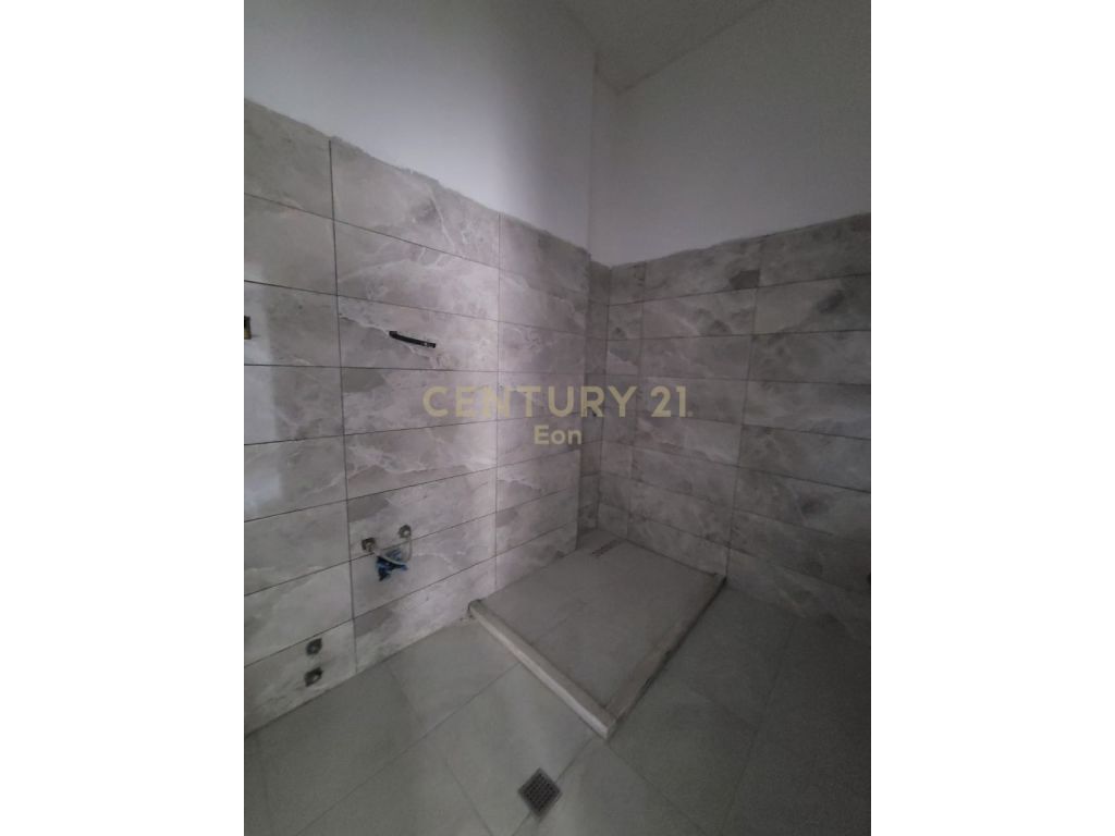 Shitet apartament 3+1+2 ne shkozet!