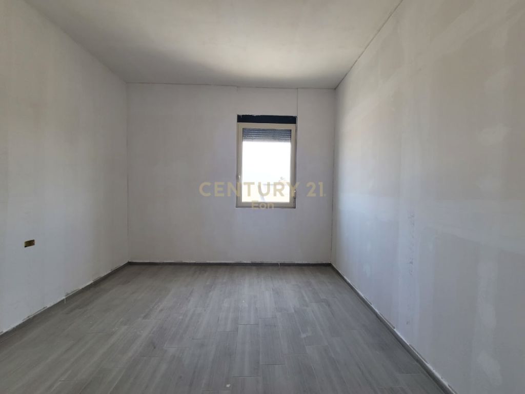 Shitet apartament 3+1+2 ne shkozet!