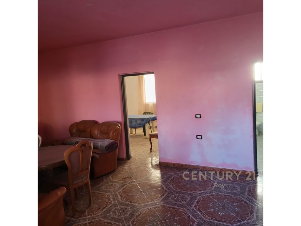 Shitet shtepi dhe tokë në qerret buze rruges kryesore!!