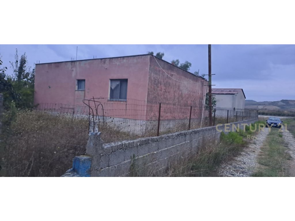 Shitet shtepi dhe tokë në qerret buze rruges kryesore!!