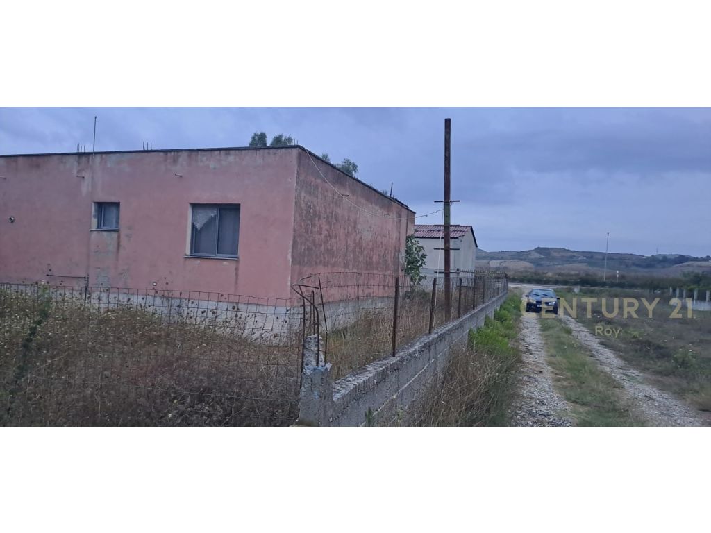 Shitet shtepi dhe tokë në qerret buze rruges kryesore!!