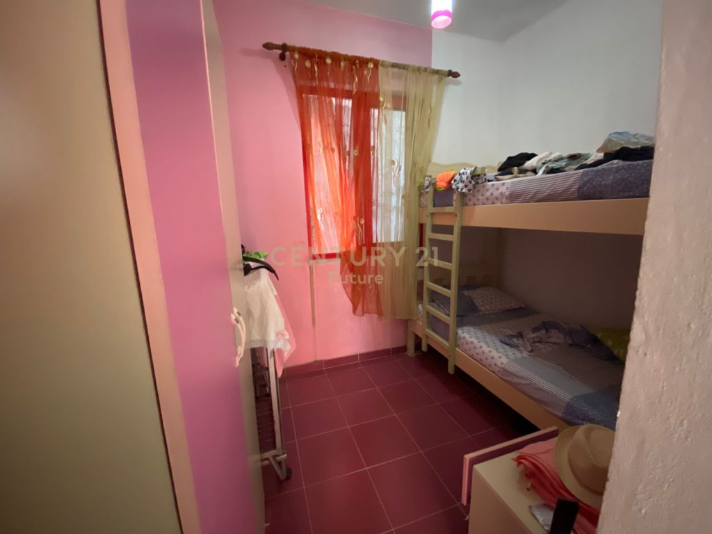 Shitet hotel ne velipoje 3-katesh tek rruga nr. 3