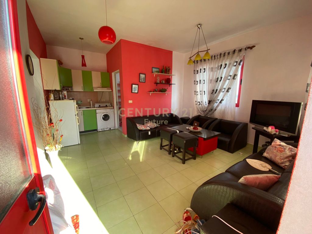 Shitet hotel ne velipoje 3-katesh tek rruga nr. 3