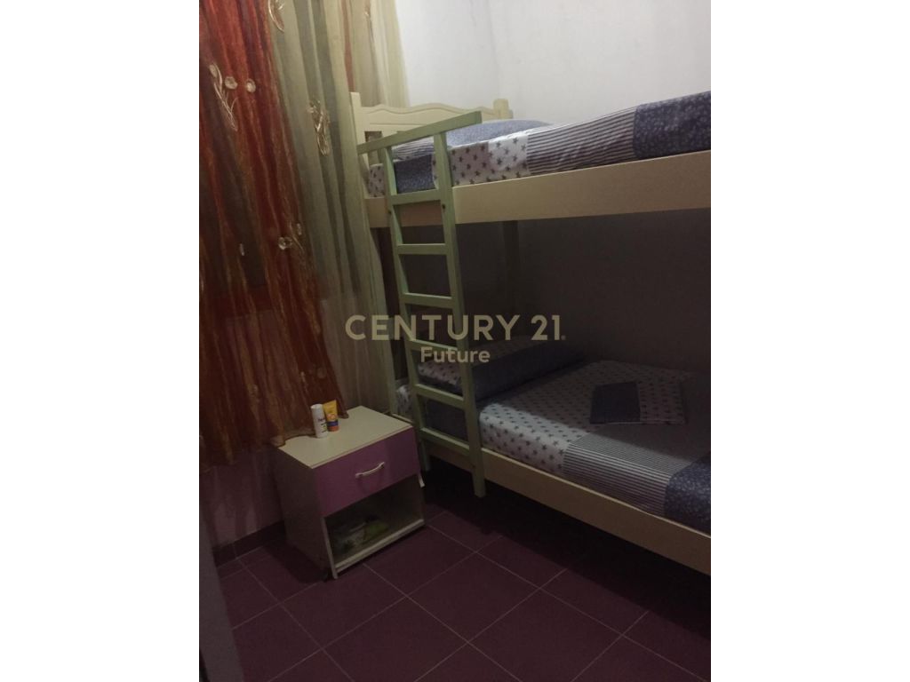 Shitet hotel ne velipoje 3-katesh tek rruga nr. 3