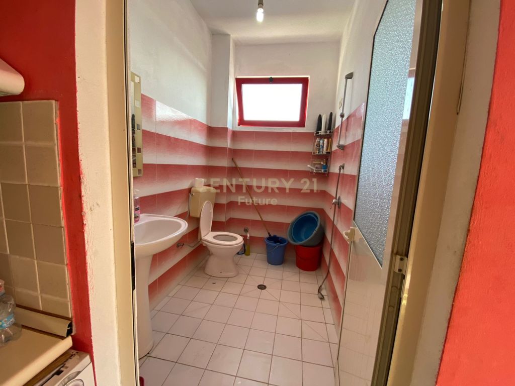 Shitet hotel ne velipoje 3-katesh tek rruga nr. 3