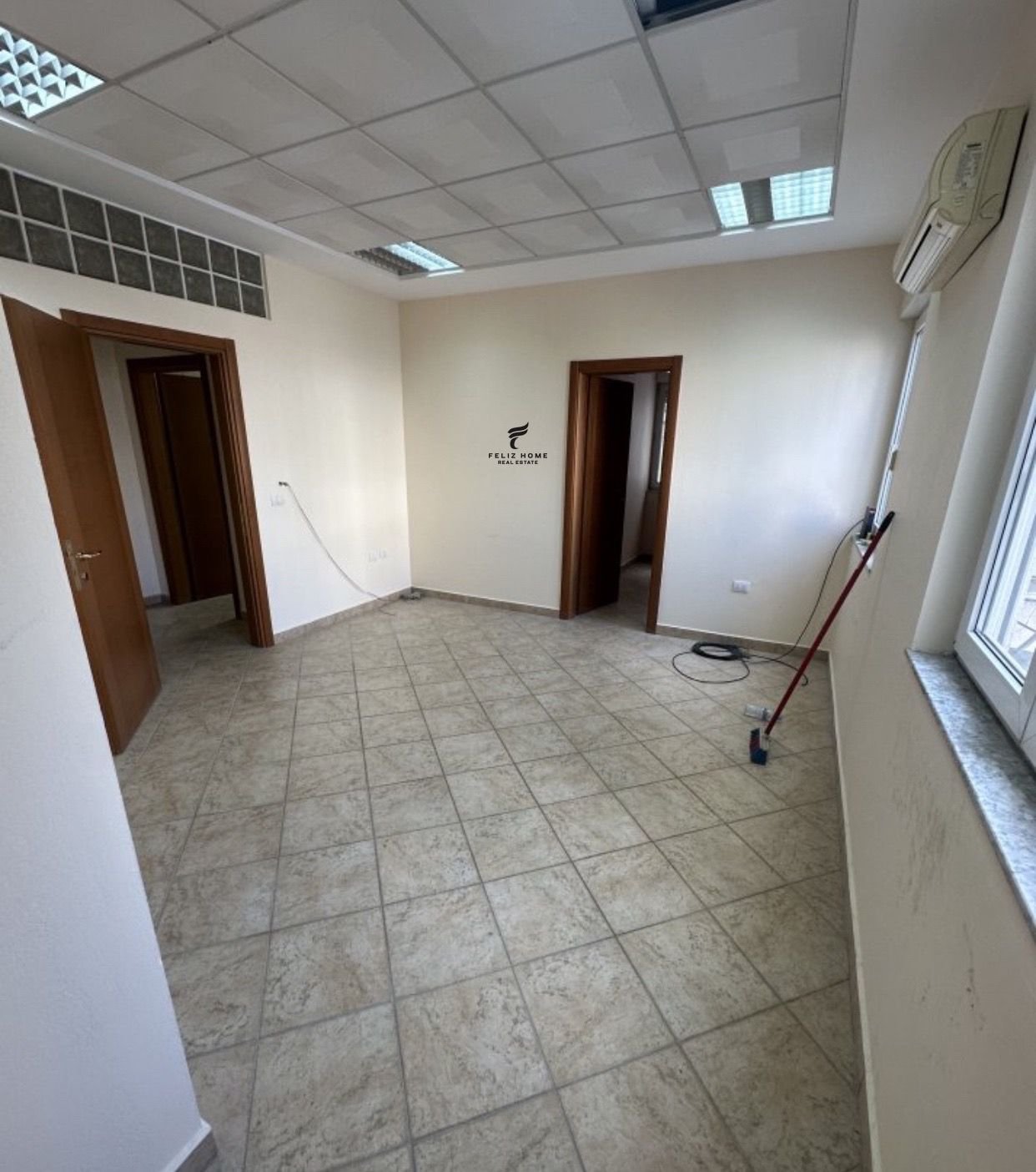 Bureau en location 89 mètres carrés qeder 1.150 euro