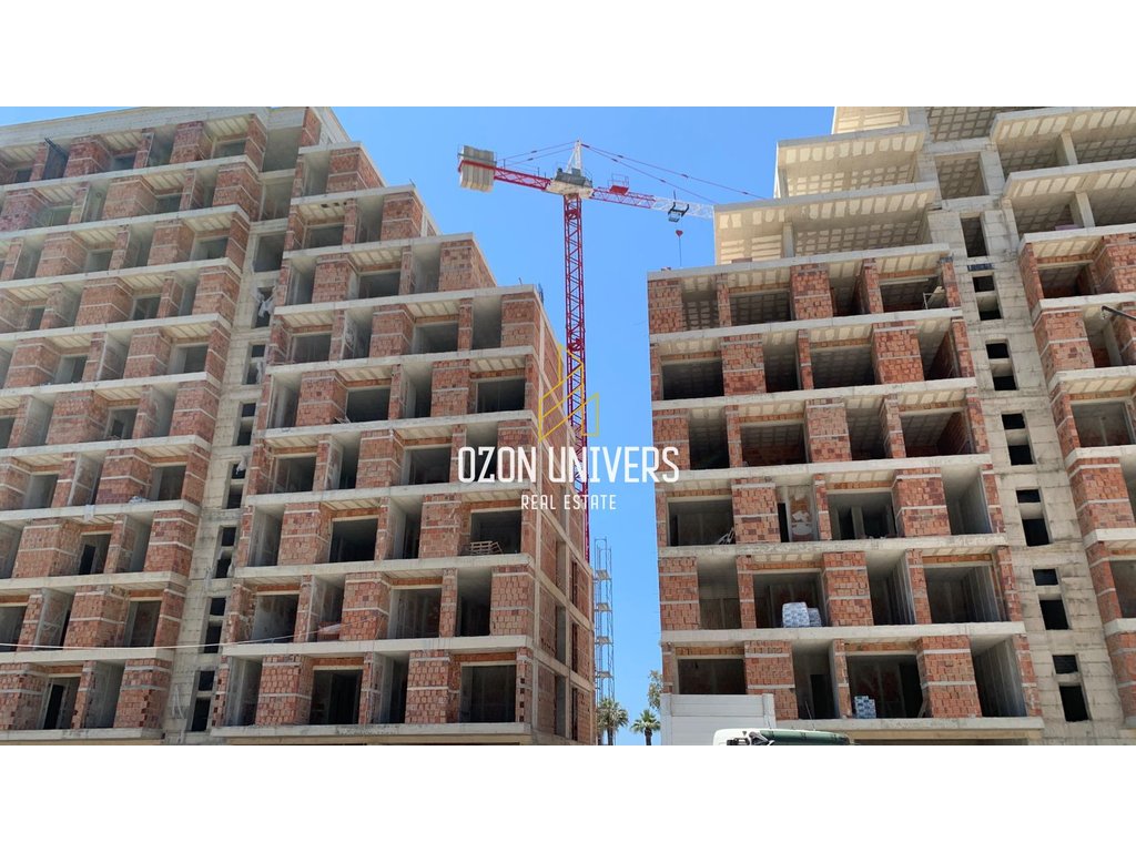 Apartament 1+1 për shitje me pamje nga deti, në lungomare, Vlorë!