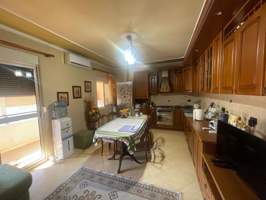 Appartement 3+1+2 au centre de durres, à vendre.