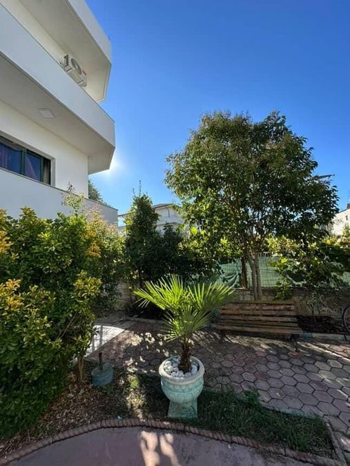 Drei-geschossige villa zum verkauf in shkembi i kavajes.