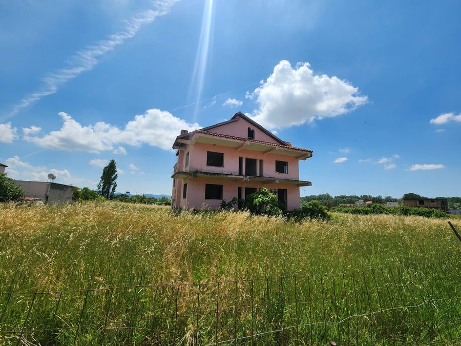 Dreistöckiges gebäude zum verkauf, shijak.