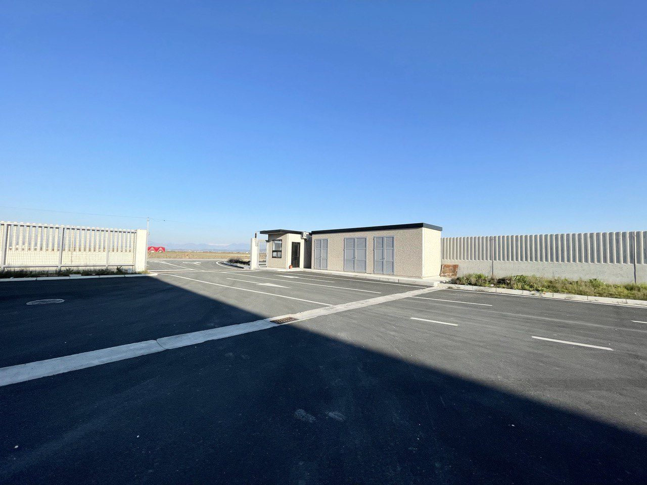 Kapanon de 6670 mètres carrés avec 15000 mètres carrés de terrain, près de l'université de durres.