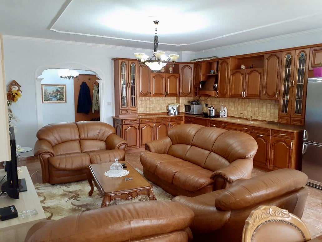 Apartamento 3+1 en la comuna de parís, Tirana