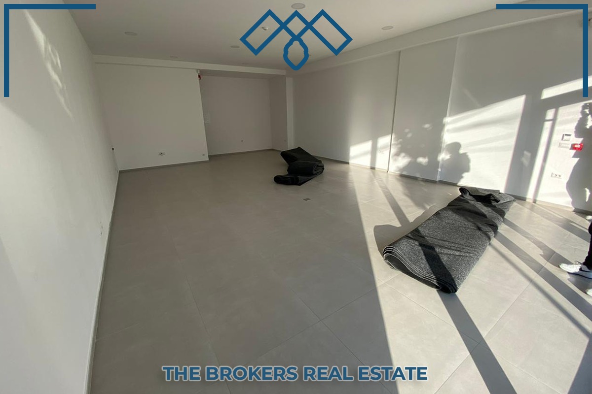 Offerto in affitto locale di 72 m², vicino alla strada b, in via sheqir ingrishta.