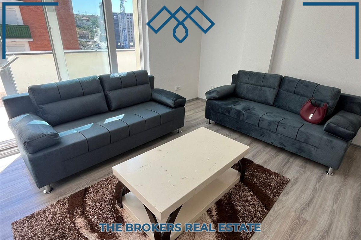 Ofrohet për qira banesa mini-penthouse, prapa eulex-it, me sipërfaqe totale prej 103m² (77m² hapësirë banimi + 35m² ballkon).