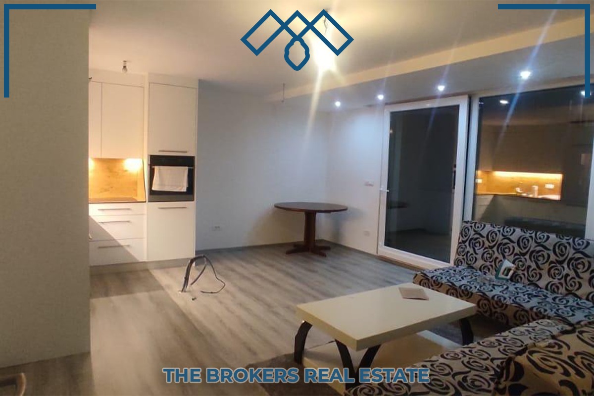 Ofrohet për qira banesa mini-penthouse, prapa eulex-it, me sipërfaqe totale prej 103m² (77m² hapësirë banimi + 35m² ballkon).