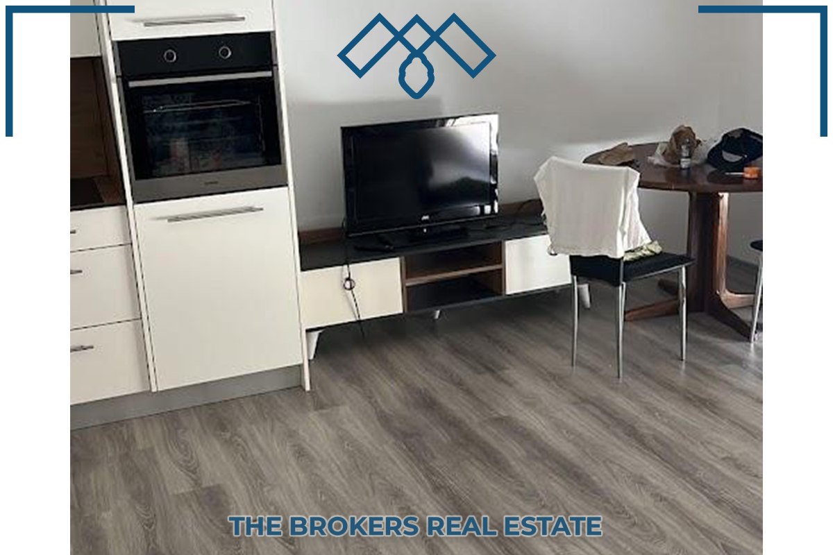 Ofrohet për qira banesa mini-penthouse, prapa eulex-it, me sipërfaqe totale prej 103m² (77m² hapësirë banimi + 35m² ballkon).